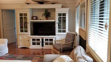 Télévision, lecteur de DVD, livres, vidéothèque