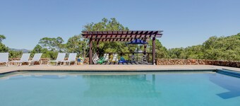 Cottage in the Oaks with Pool