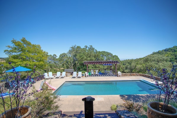 Outdoor pool, a heated pool - Cottage in the Oaks with Pool (Sonoma)