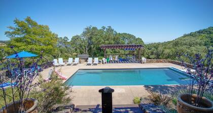 Cottage in the Oaks with Pool