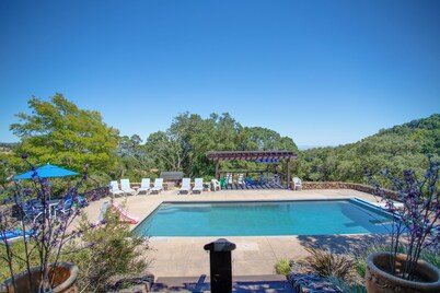 Cottage in the Oaks with Pool