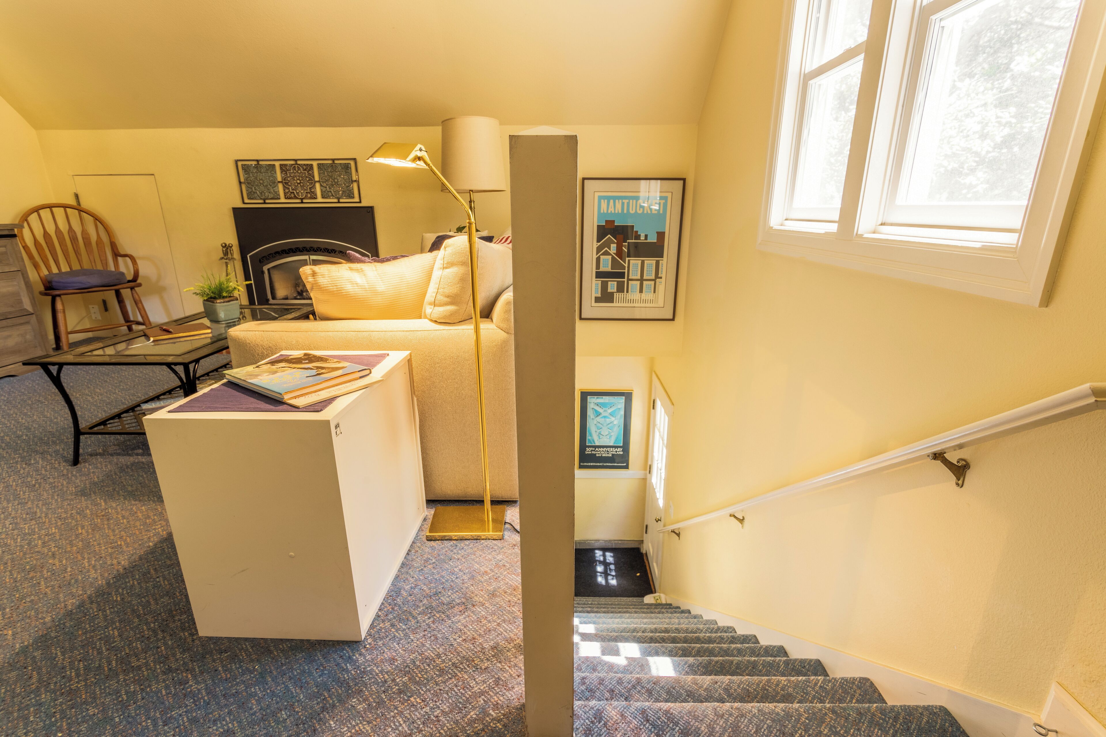 Ein gemütliches Zimmer mit einem Bett, einem Schreibtisch, einem Stuhl und einer Treppe.