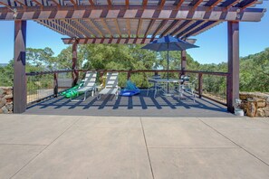 Outdoor dining - Cottage in the Oaks with Pool (Sonoma)