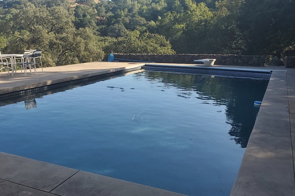Cottage in the Oaks with Pool