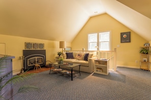 Smart TV, fireplace, DVD player, stereo - Cottage in the Oaks with Pool (Sonoma)