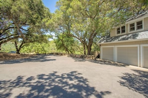 Property grounds - Cottage in the Oaks with Pool (Sonoma)
