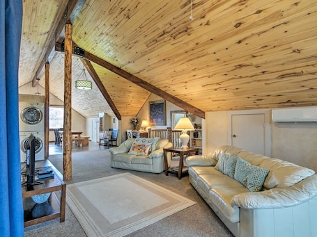 Smart TV, DVD player, books. Spacious Loft Apartment, 1000sf-Farm Setting - by Bryce Canyon, Grand Staircase