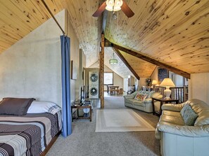 2 soverom, skrivebord, strykejern/-brett og reiseseng for barn