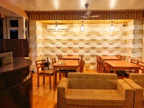 Lobby sitting area - Brize Inn (Hulhumalé)