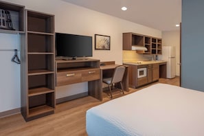 Habitación, 1 cama King size, con acceso para personas discapacitadas, para no fumadores | Escritorio, cortinas blackout y tabla de planchar con plancha