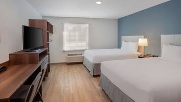 Escritorio, cortinas opacas, tabla de planchar con plancha y wifi gratis