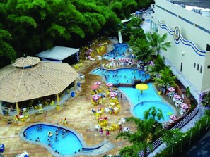Piscine couverte, 3 piscines extérieures, chaises longues