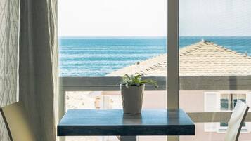 Queen Room with Ocean View | In-room dining