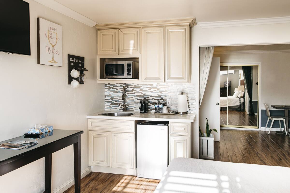 junior suite, 1 king bed, balcony | private kitchen | mini-fridge, microwave, coffee/tea maker, toaster