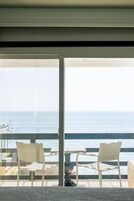 客房, 1 张特大床, 海洋景观 | 高档床上用品、泰普尔床垫、遮光窗帘、熨斗/熨板