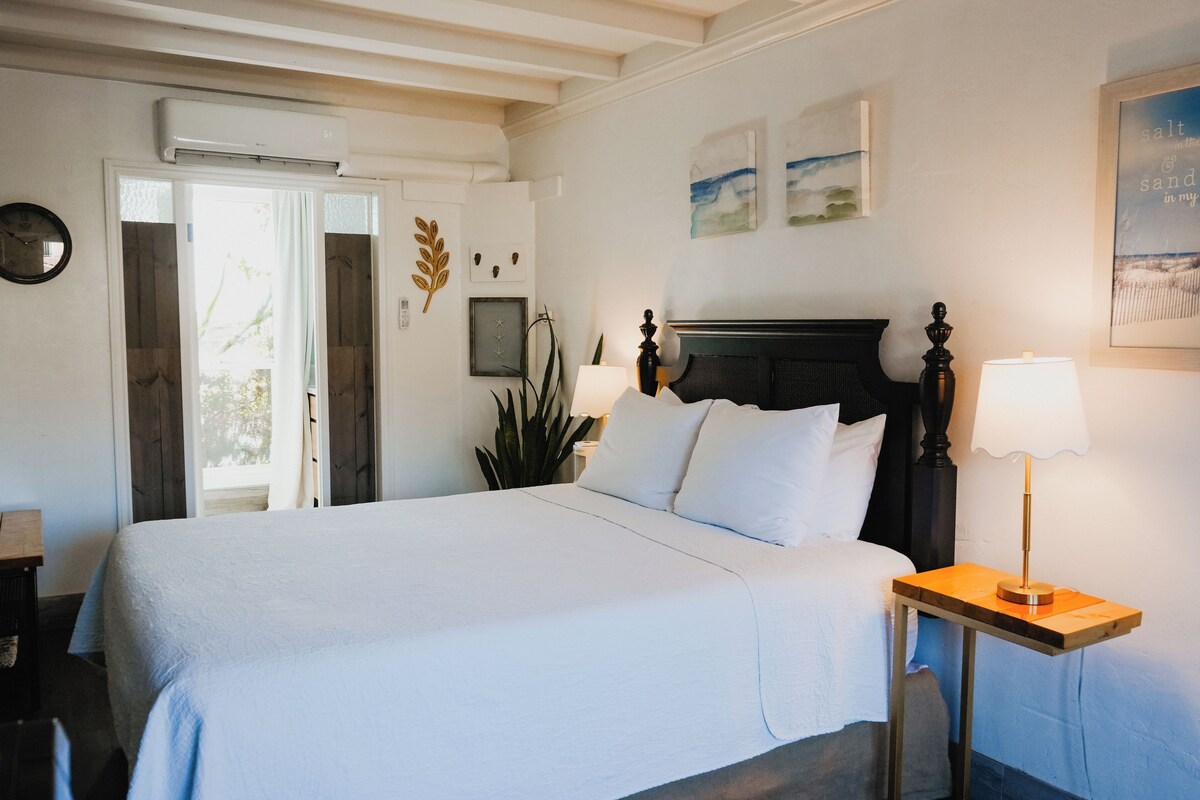 Standard Room, 1 Queen Bed | Premium bedding, Tempur-Pedic beds, blackout curtains