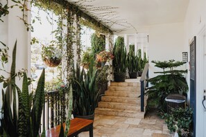 A staircase with a wooden bench and potted plants. - Laguna Cove Hotel (Laguna Beach)