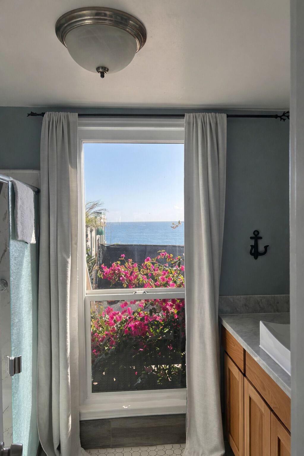 Shower, hydromassage showerhead, free toiletries, hair dryer