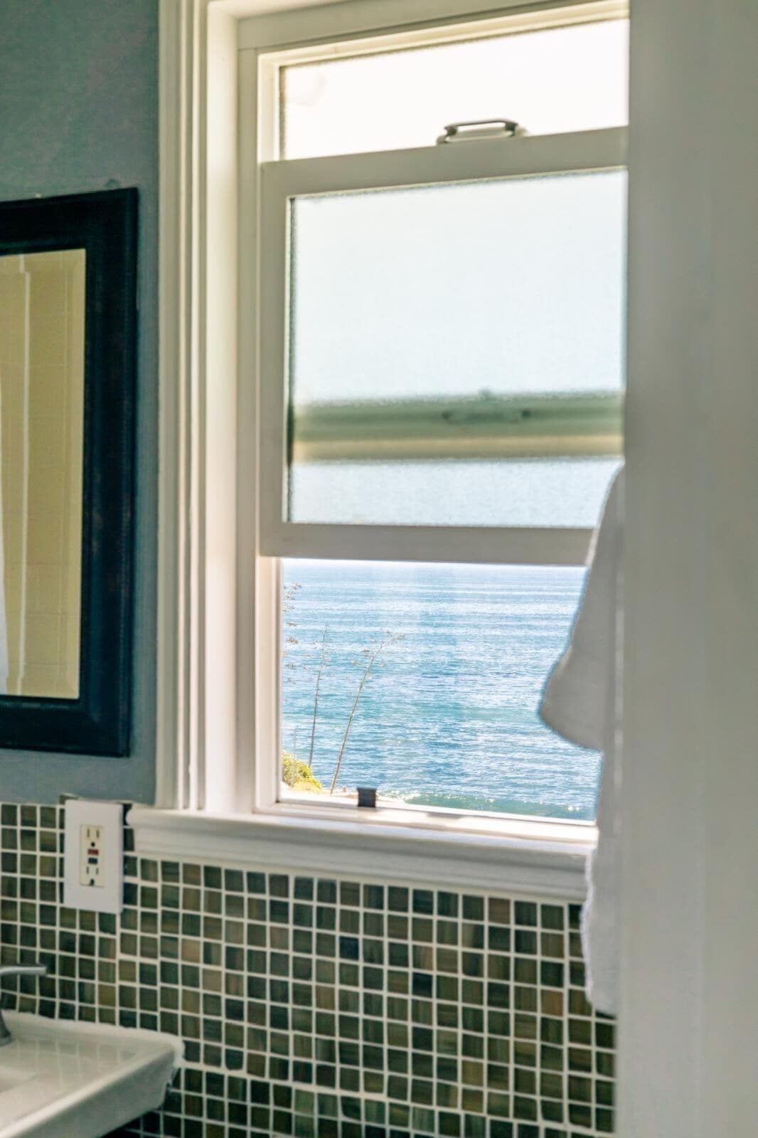 shower, hydromassage showerhead, free toiletries, hair dryer