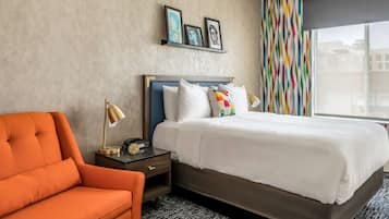 Bäddmadrasser, värdeförvaringsskåp på rummet och mörkläggningsgardiner