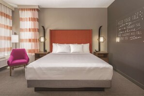 Quarto, 1 cama King, acessível | Camas com colchões pillow-top, escrivaninha