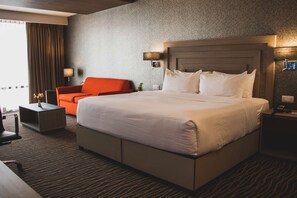 Deluxe Room, 1 King Bed | Living area | 43-inch LCD TV with cable channels, TV - Hilton Garden Inn Leon (León)