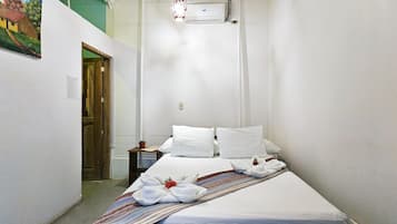 Quarto casal conforto, 1 cama de casal, banheiro privativo | Comodidades do banheiro | Chuveiro, toalhas de banho
