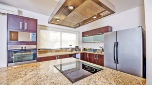 Penthouse, 2 Schlafzimmer | Eigene Küche | Kühlschrank, Mikrowelle, Herdplatte, Wasserkocher mit Kaffee-/Teezubehör