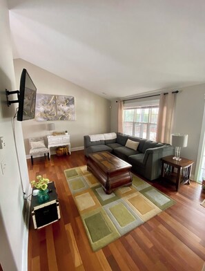 Smart TV, fireplace, books - Experience the ocean in all it’s glory, watch the waves and hear them roar. (Prospect)