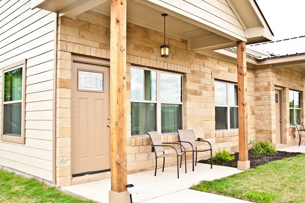 Exterior - "The Wedgewood"/A Little Bit Country, Close To Town, New, Clean And Fresh. (Kyle)