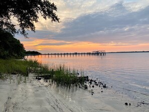 Plage, chaises longues, parasols