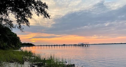 Happy Shack BEACH & BAY! Kayak, paddle boards, tiki hut, firepit, grille, wifi