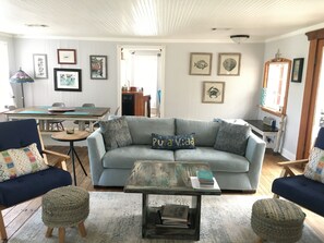 TV connectée, lecteur de DVD, jouets, livres