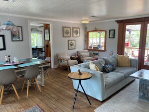 TV connectée, lecteur de DVD, jouets, livres