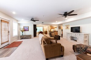 Televisio, takka, kirjoja