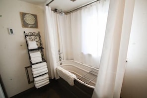 Combined shower/tub, hair dryer, heated floors, towels