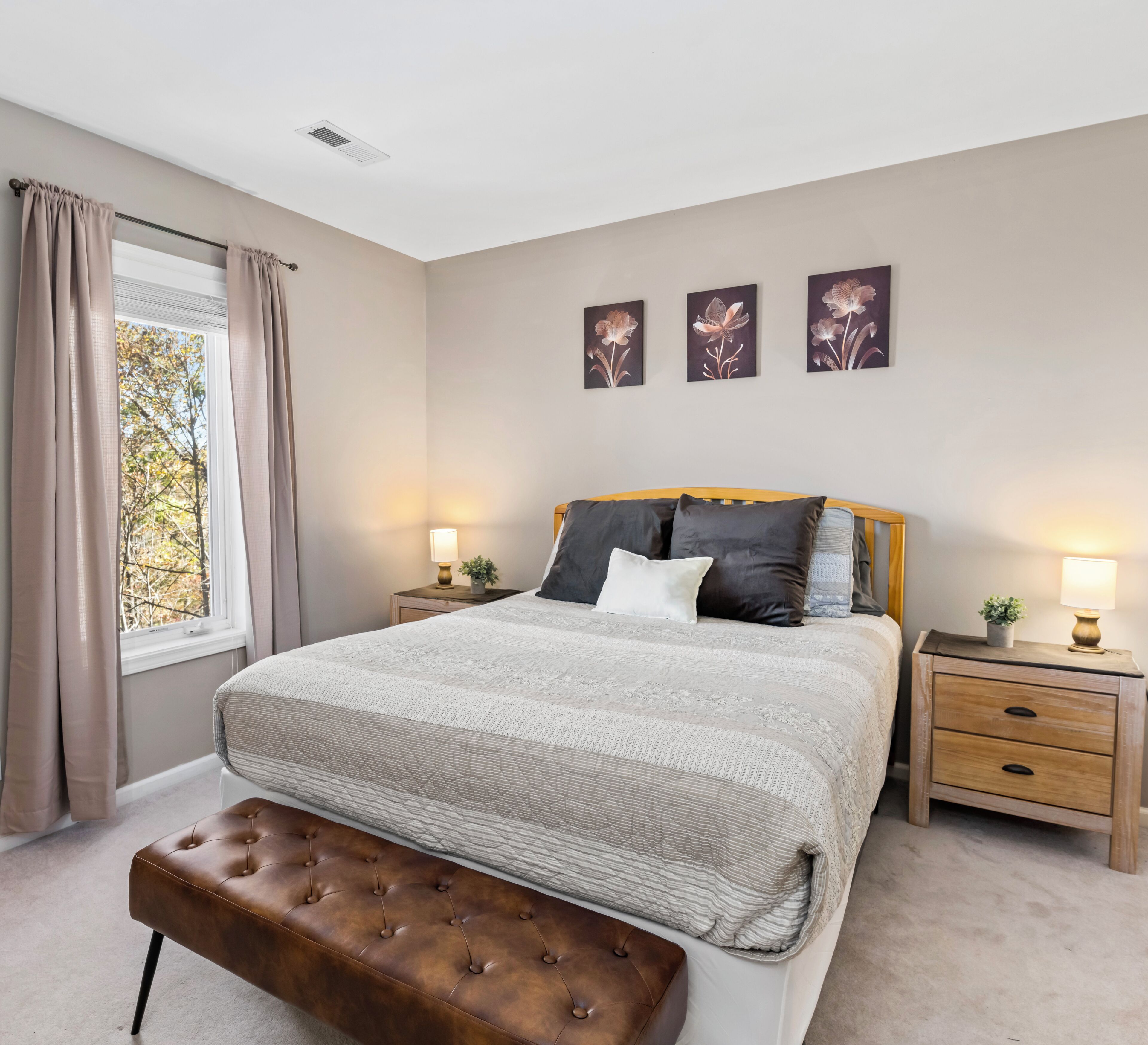 4 Schlafzimmer, Betten mit Memory-Foam-Matratzen, Bügeleisen/Bügelbrett
