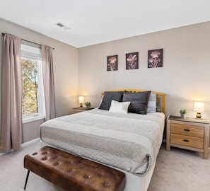 4 bedrooms, memory-foam beds, iron/ironing board, travel cot - 12 mins to DT Asheville & Biltmore, Fire pit, Lg Deck, Mt View (Asheville)