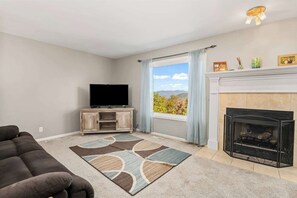 Una Smart TV, una chimenea, videojuegos, Netflix