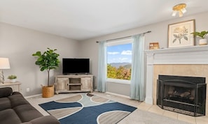 Smart TV, fireplace, video games, Netflix - 12 mins to DT Asheville & Biltmore, Fire pit, Lg Deck, Mt View (Asheville)