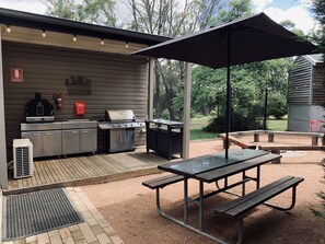 Outdoor dining - Cosy cottage for groups up to 20. Gather under the stars with family and friends (Penrose)