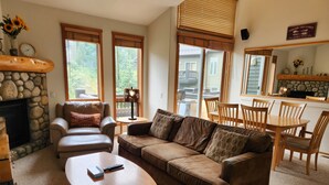 TV, fireplace - Snowcreek Resort Vacation Rental 954 (Mammoth Lakes)