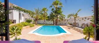Andalusian Villa with heated pool and private garden 