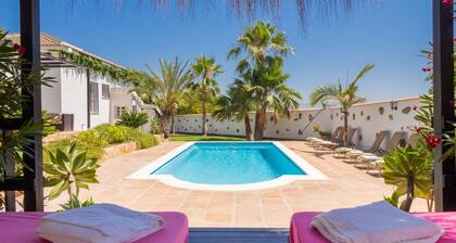 Andalusian Villa with heated pool and private garden
