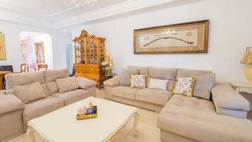 Una televisión LED, una chimenea, juguetes