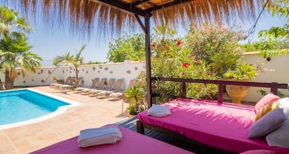 Villa Andaluza con piscina climatizada y jardin privado