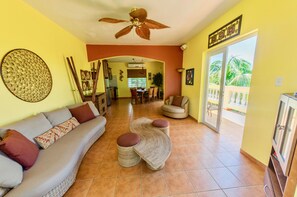 Televisión, reproductor de DVD y estéreo 