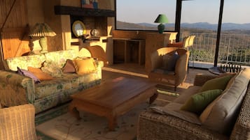 TV, fireplace, ping pong, books