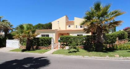 Superb family home in the heart of Vilamoura on 500m plot, enclosed swimming pool