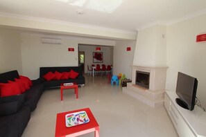 Televisión, chimenea, reproductor de DVD y estéreo